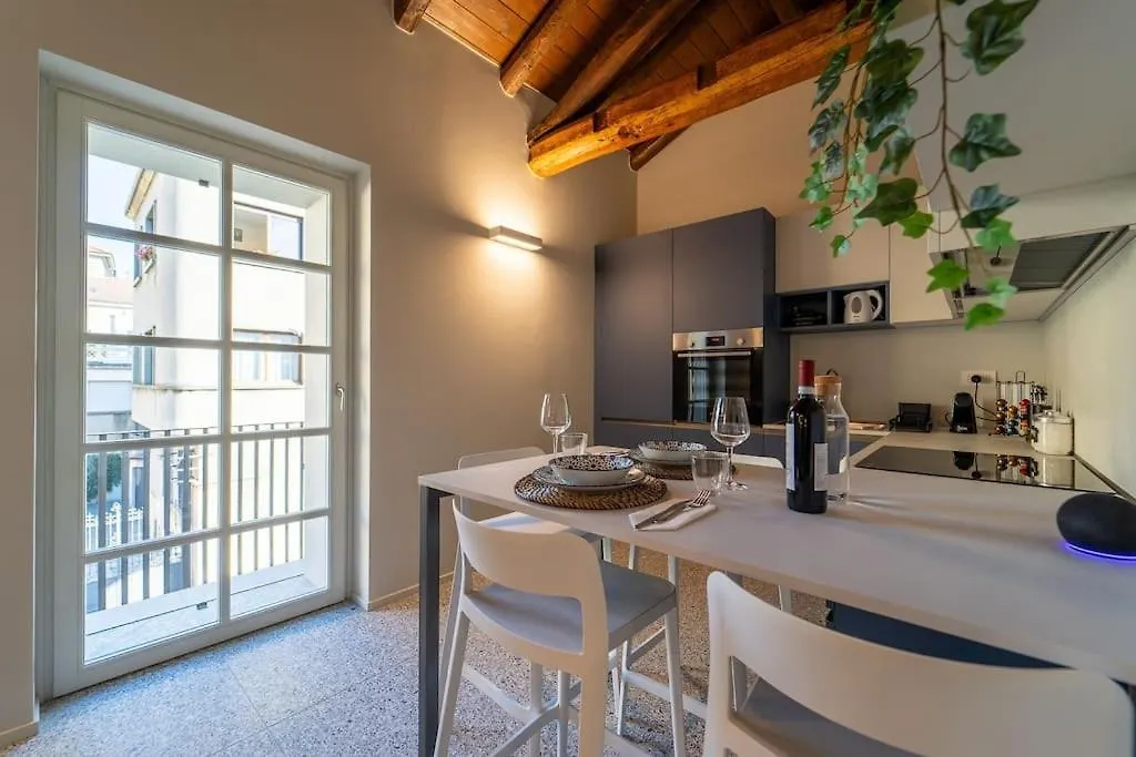 Moderno Appartamento A 200 Metri Dal Duomo كومو 0*,